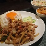 青山ガパオ食堂 - 