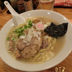 Ibushi Gin - GT(干エビ+肉だし/塩味･太麺/830円)♪
                        GTはターボのスープに干エビの出汁も入ってるらしい。濃厚な塩ラーメン！
                        でも干エビとかのクセはそんなに強くなく、魚介の旨味をふわっと感じて美味しい♪