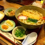 満留賀 - 天ぷらうどん定食。
            シンプルで普通においしいです。付け合わせのきんぴらが美味しかったd(*¯︶¯*)