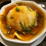 ラーメン餃子のかど松 - 卵はしっかり量があるが、中に何も具が入っていない。