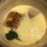 蒸しの鰻(氷山みたいに下に大部分隠れてます)