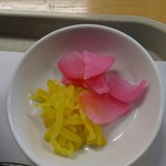 洋食屋 キッチン ふくま - 元祖ドヴィカツ丼（香の物）