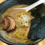 麺屋 たか虎 - オープン当初の豚骨醤油らーめん…量も少なく、盛り付けもちょっと…(-_-)