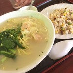 台湾料理 圓山 - 海老ワンタン麺のランチセット♪
            たぁーくさんのワンタンの中から、ぷりっぷりの海老さんが♪
            あっさり味で、最後まで美味しく頂けました(o^^o)