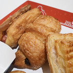 マンマ・ビスコッティーズ・ベーカリー - チョコレートクロワッサン、ソーセージデニッシュ