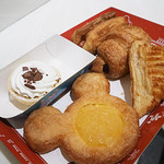 マンマ・ビスコッティーズ・ベーカリー - アップルカスタードデニッシュ、パンプキンパイ（スーベニアキャセロール付き）