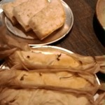 チンクエ イカリヤ - つけあわせのパン２種類