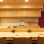 Koto - 白を基調とした和の清潔感あるカウンター席　８席