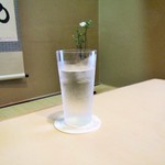 ふじ居 - お水。グラスが軽く薄い。