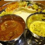 セット・ミー・フリー - カレーはチキンカレーと豆のカレー