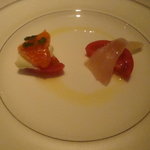 エル ブランシュ - 富士山の湧き水で育てたサーモンと松輪のカンパチのマリネ、　ミディトマト「越のルビー」を添えて