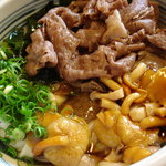 手造りうどん 楽々 - きのこうどんにお肉をトッピング（ﾌﾟﾗｽ600円・・・ｱｧｧｾﾞｲﾀｸ）