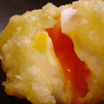 手造りうどん 楽々 - 玉天をパカッ！