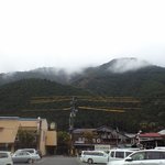 仲佐 - 店の前はのどかな山々