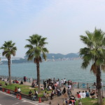 唐戸市場 活きいき馬関街 - 唐戸市場の前の道。皆さん、市場で買ったものを外で食べています。
      