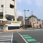 唐戸市場 活きいき馬関街 - 横断歩道を渡って、すぐの場所にお店はあります。