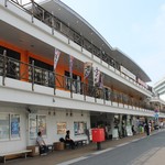 唐戸市場 活きいき馬関街 - 唐戸市場の横にある施設。いろいろなお店が入っています。