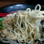 博多麺番長 - 麺は豚骨ラーメンとしては太めの低加水麺。
