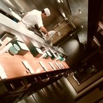 焼鳥  吉祥 - カウンター。このウッドがかなり高いらしい。