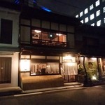 焼鳥  吉祥 - 外観。格子と暖簾のバランスがいいね。