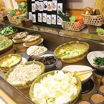 しゃぶ葉 - 鍋用の野菜はサラダと一緒においてあるのでパッと見ほど多くはない