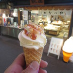 金沢大地 たなつや - じろあめソフトクリーム(石川県産いちご) 400円　(2016.8)