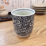 大衆酒場ゑい司 - お茶もオシャレな湯呑でいいかんじ
