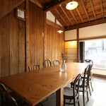 福吉カフェ - 最大１０名まで掛けられるシェアテーブル
