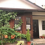 たんぽぽ - お店前の、のうぜんかずらが綺麗～。