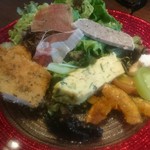 イルベッカフィーコ - 赤いガラスプレートでの盛り付けも、華やかでゴージャス