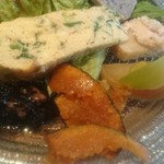 香ばしいフリッタータ、林檎酢に八角の香りが効いた南瓜、ガーリック風味のいか墨煮