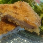 フェンネルシードが香りよい、揚げたて熱々のチキンカツ