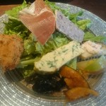 ボリュームはもちろん、味わいも本格的な前菜盛り合わせ