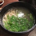 朝〆ほるもん専門店まるじゅう - 鶏スープ たっぷりあります