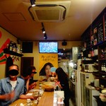 立呑み おとめ食堂 - 奥のテレビで野球観戦　※2016年9月