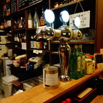 立呑み おとめ食堂 - 各種、お酒が並びます　※2016年9月