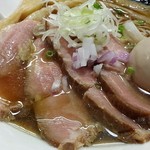 麺処 晴 - スープは澄んでいますが、かなりいいダシが出ています。
