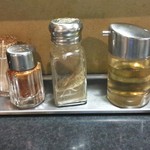 麺処 晴 - 卓上。