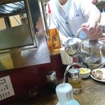 豚の味珍 - ヤカン(焼酎)を注ぐ　