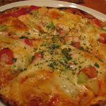 クチーナ ランパ - アンチョビとじゃがいも、アスパラ、バジル、トマトのピザ