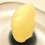 メイユー アヴニール ア トウキョウ - ランチコース 2592円 のバター