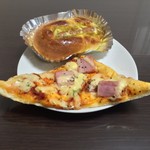 粉とクリーム - 惣菜パソはカレーかウインナーにかぎる。今朝はカレーとウインナーのハイブリッド、窯焼きピザ（ベーコソ）  自宅にて