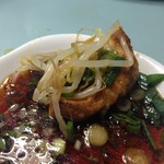 清ちゃん - もやしとネギを餃子に載せて食べるのが清ちゃん流