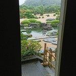 茶室寿楽庵 - 窓からお庭を眺める