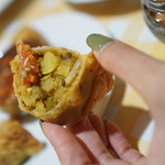 インド料理 チャイ - 神々しいお手てでサモサリフト♪