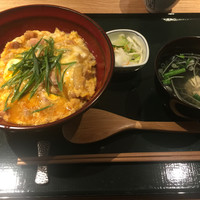 銀座　神籬 - 東京しゃものふわとろ親子丼 ランチ1200円(漬物、お吸物付き)