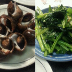 大衆料理　川治 - 左　ばい貝の煮付け
      右　小松菜の炒め