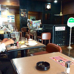 和光 - 店内風景。階下にも座席がある(というか階下に厨房があるようだ)。