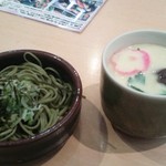 付け合わせの茶そばと茶碗蒸し
          