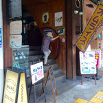 和光 - 店舗外観。階段で上がるので、中二階と言える？